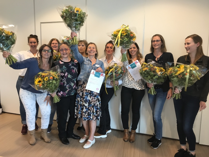 De groep kwaliteitsverpleegkundigen van QuaRijn viert het behalen van hun certificaten.