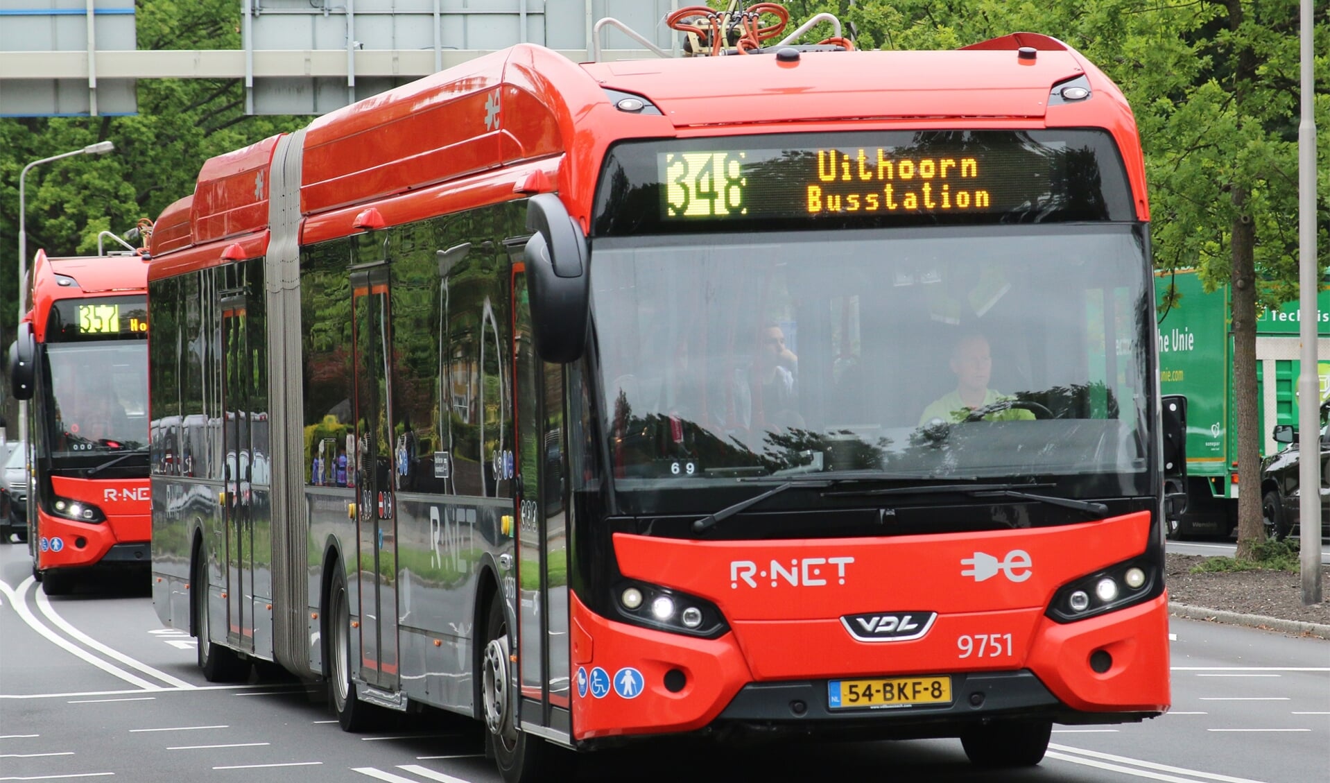 Bussen van de lijnen 348 en 357 op de Keizer Karelweg.