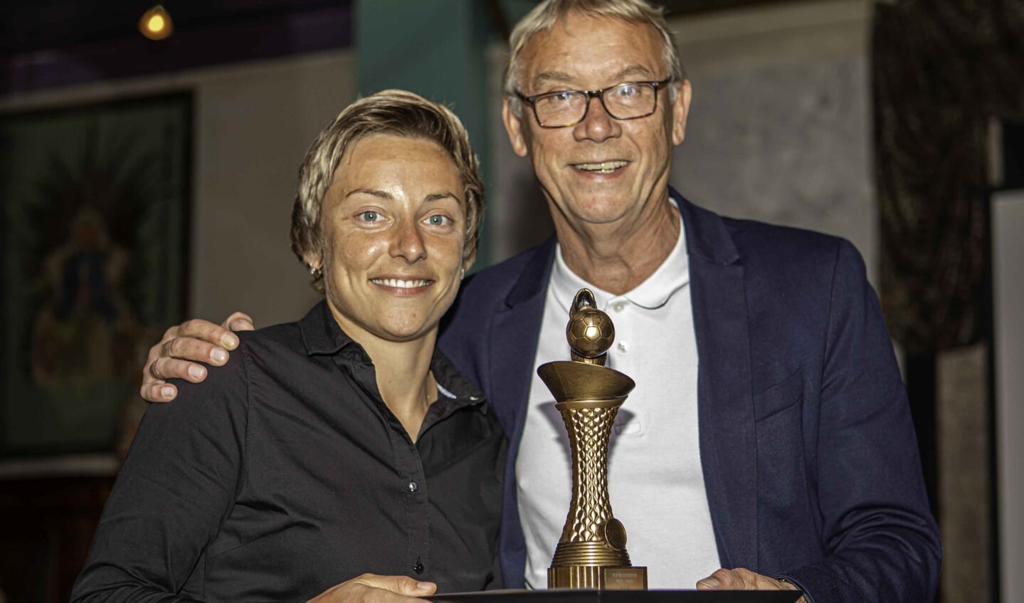 Dick Schoenaker was tijdens het Edese Voetbalgala in 2019 ook even terug in Ede en reikte toen een prijs uit aan Willeke Pater van DTS Vrouwen.