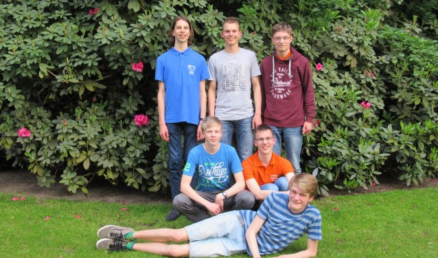 Team Nederland voor de Internationale Wiskunde Olympiade. Achterste rij v.l.n.r. Jovan, Matthijs, Jippe, daarvoor Richard (l) en Szabi (r), liggend Jesse.
