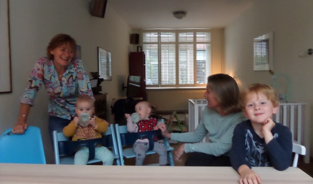 Coördinator Monique Abma en vrijwilliger Ilse van Vliet op bezoek bij de tweeling Janne en Jutta en hun grote broer Isaak.
