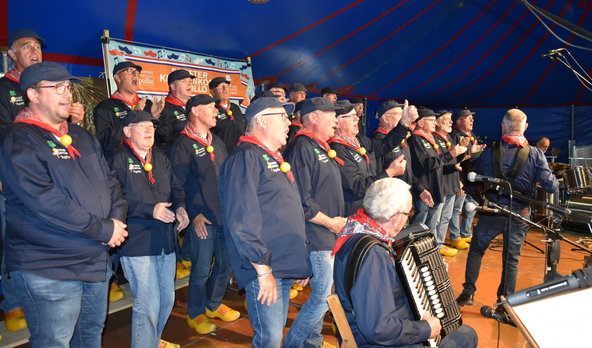 Het Knollenkoor en drie andere zanggezelschappen geven invulling aan het Korenfestival tijdens Zomerfeest Soest.