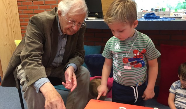 Balt van Raamsdonk samen met kinderen van groep 1/2 van Daltonschool Meander, die met Alfa-bedding de letters vast leren kennen.