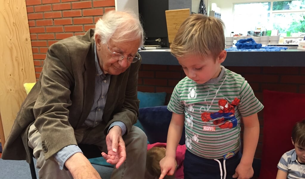 Balt van Raamsdonk samen met kinderen van groep 1/2 van Daltonschool Meander, die met Alfa-bedding de letters vast leren kennen.