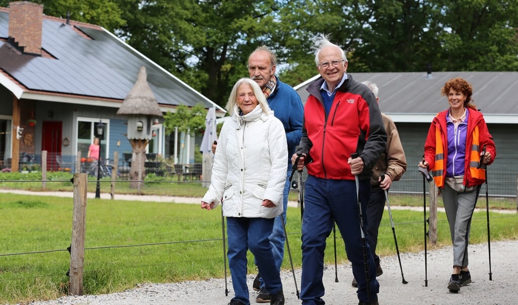 Senioren op Zorgerf Buiten-Land worden gestimuleerd om in beweging te komen.