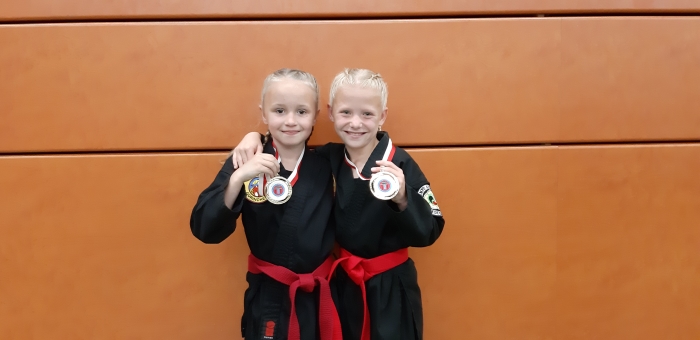 Medaille winnaars Alysha Vowles en Destiny Iseger