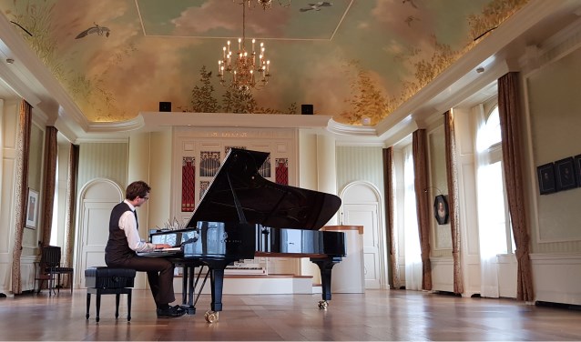 Pianist Wouter Harbers geeft op de Dag van het Kasteel een concert in de Oranjerie op Kasteel De Vanenburg.