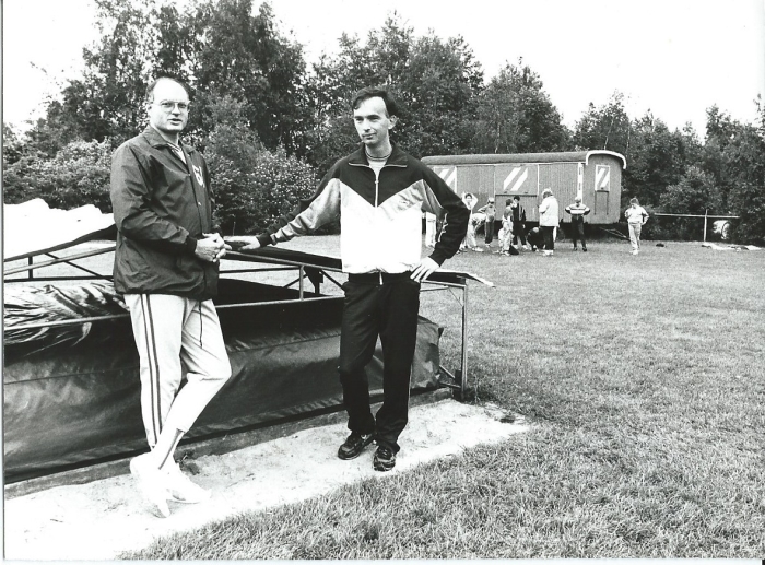 1986: voorzitter Martin de Groot en trainer Richard van Egdom bij de hoogspringmat