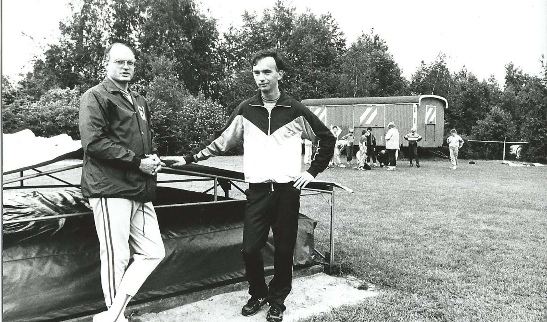 1986: voorzitter Martin de Groot en trainer Richard van Egdom bij de hoogspringmat