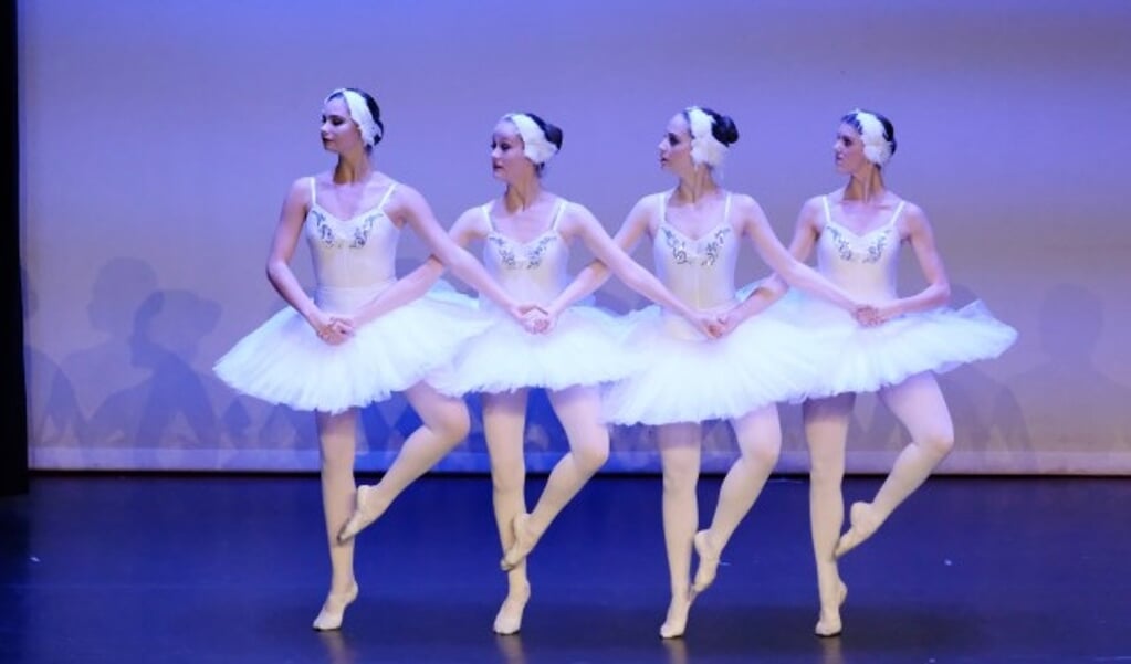 Vier witte zwanen dansen de 'pas de quatre'