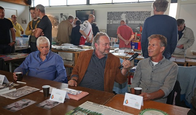 Leo Driessen presneteerde op de voetbalverzamelaarsbeurs zijn wekelijkse Radio NH voetbalshow.
