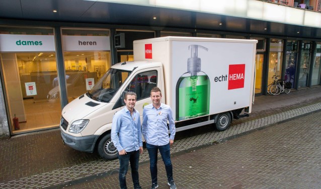 Sven en Kevin van der Weijden, zoons van Marco nemen de klus van de verhuizing op zich.