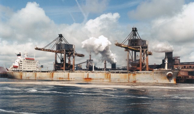 De 223 meter lange en 32 meter brede 65.668 ton metende Griekse bulkcarrier Anangel Argonaut (1981) ligt kolen te lossen aan Buitenkade 2 van Corus op 21 mei 1998.