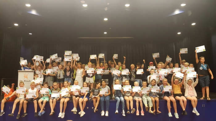Leerlingen van groep 7 uit Leersum met hun verkeersdiploma