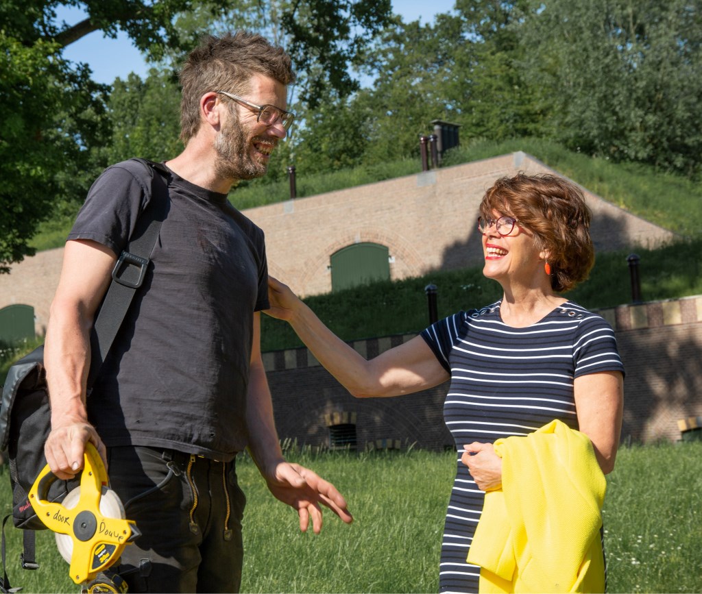 Joke Hoolboom (regisseur) en Douwe Hibma (decorbouwer) op Fort Rijnauwen.