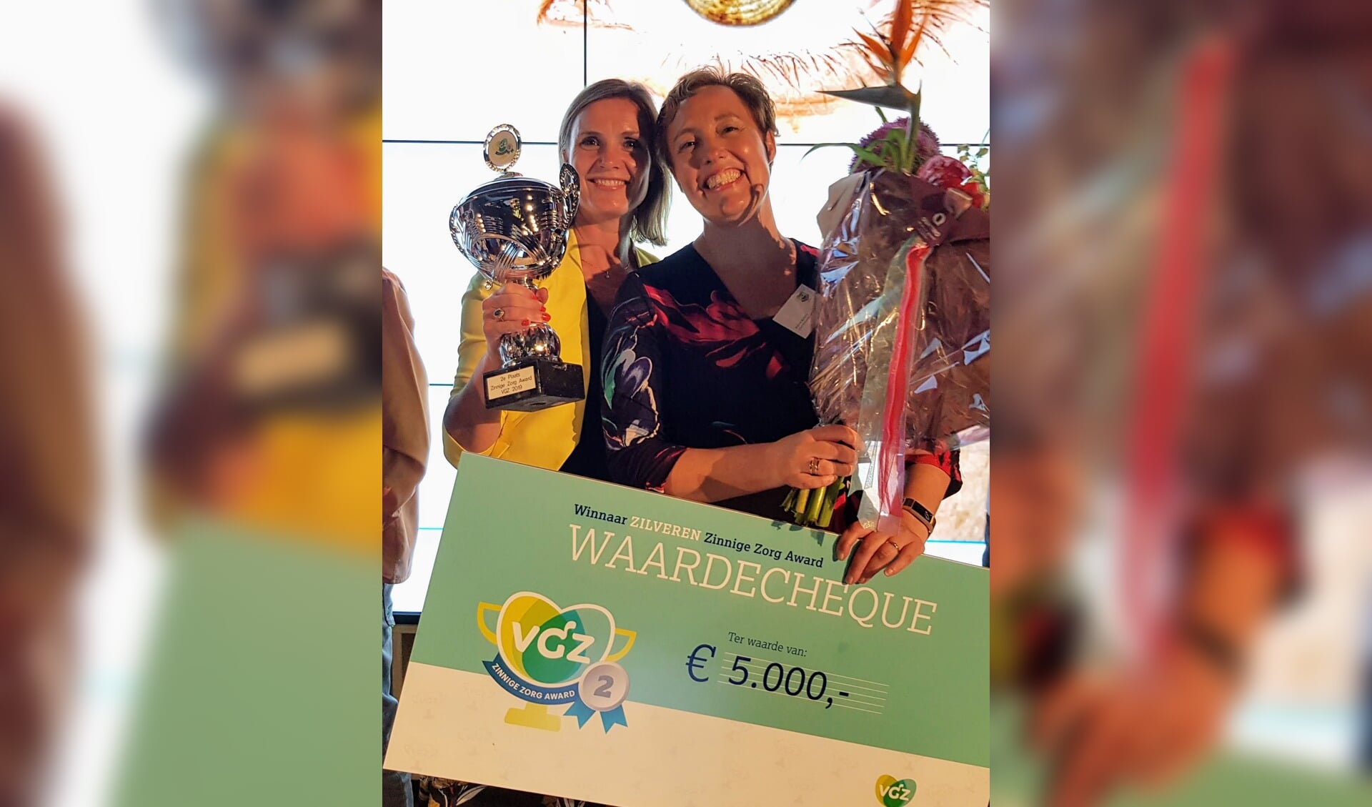 Poliklinisch apotheker Maryse Spapens (rechts) en afdelingshoofd van het Transmuraal Team Claudia Jonker nemen de cheque ter waarde van 5.000 euro in ontvangst.