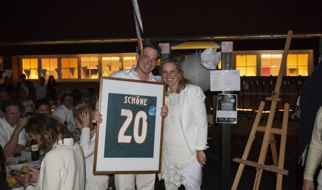Saskia Bekkers samen met de trotse eigenaar van het voetbalshirt van Lasse Schöne