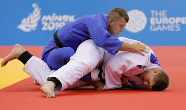 Michael Korrel (blauw) in actie tijdens het EK in Minsk. Eremetaal was er niet voor de Barnevelder.