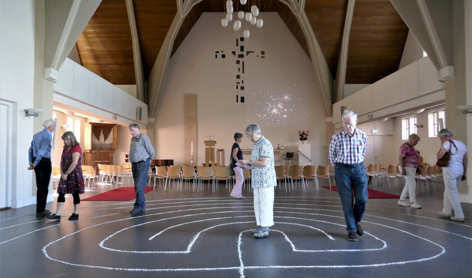 Een meditatieweg afleggen in een labyrinth in de Wilhelminakerk.