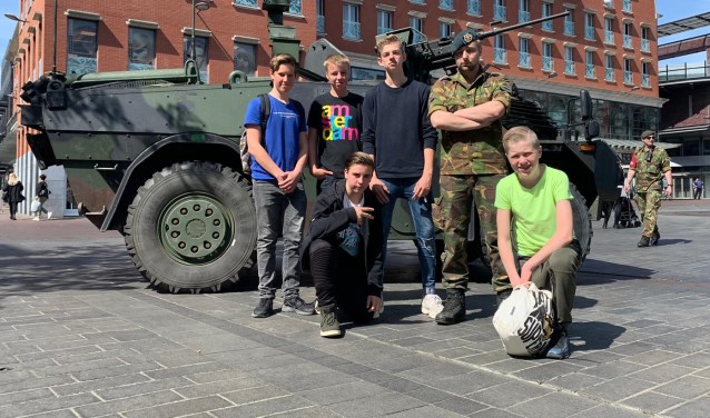 Leerlingen CSG De Lage Waard doen een speurtocht en gaan op de foto met de Landmacht.