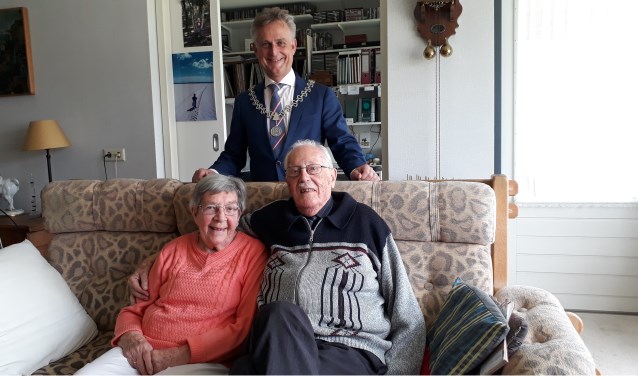 Burgemeester Rob Metz bracht vorige week een bezoek aan het jubilerende echtpaar Jansen-Kleinjan.