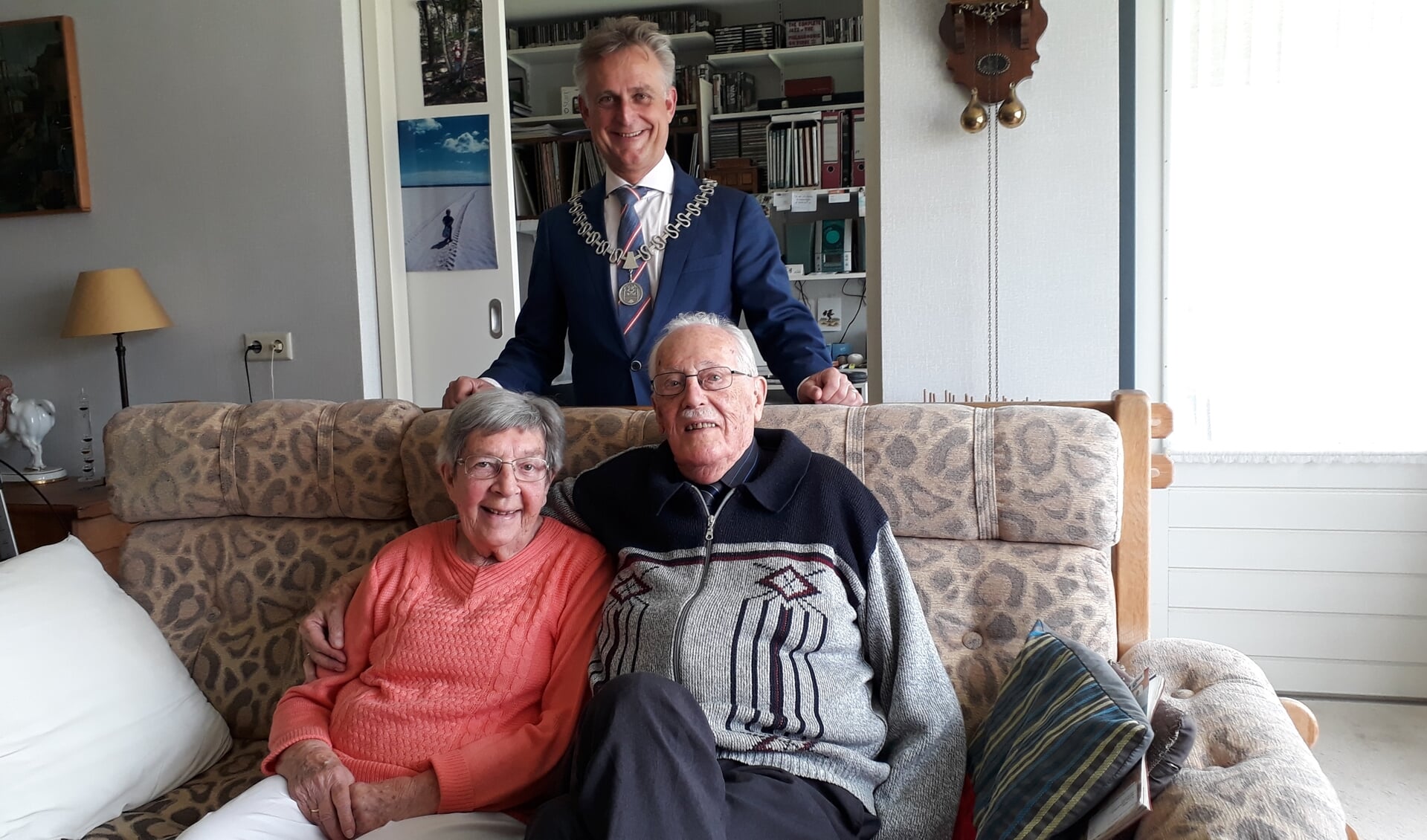 Burgemeester Rob Metz bracht vorige week een bezoek aan het jubilerende echtpaar Jansen-Kleinjan.