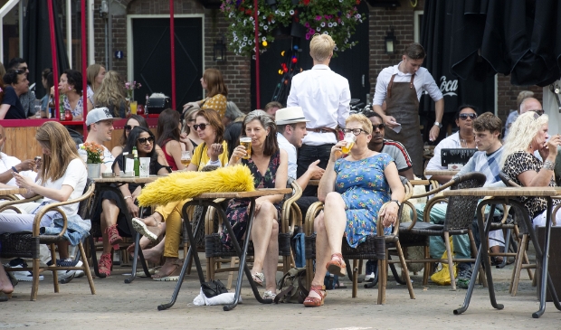 Op het terras. Na 1 juni kan het weer. Leusden wil horeca-ondernemers meer ruimte bieden om tafels en stoelen op gepaste afstand neer te zetten.