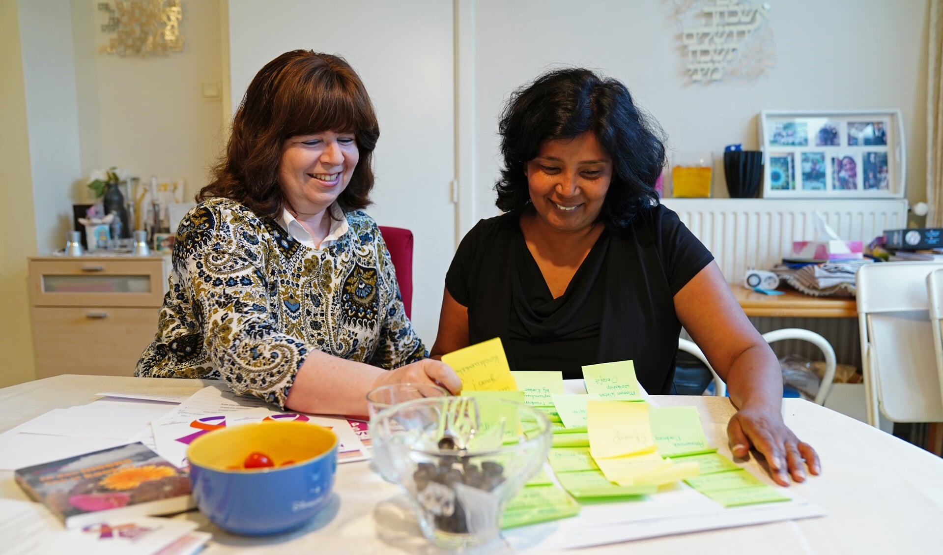 Shosha Lissauer (links) in 2019 met een van de vrijwilligers in Inloophuis Amstelveen.