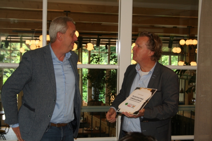 Wethouder Hans Waaldijk ontvangt het schildje van de PlasticVrij Challenge