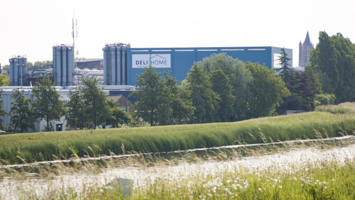 De panden in de Schelluinsestraat zijn voorzien van het logo van Deli Home