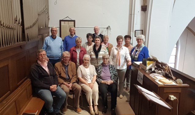 Het koor repeteert elke week op de koorzolder. Linksachter organist en koorleider René Verwer.