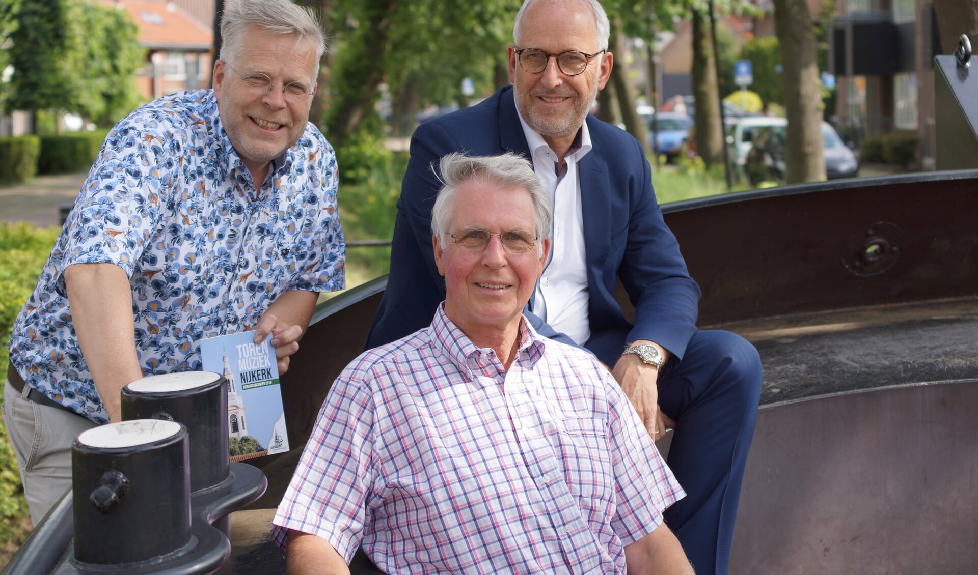 Henk van Asperen, Boudewijn Zwart en burgemeester Gerard Renkema kijken uit naar het concert.