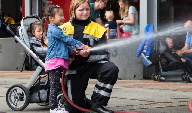 De jeugdbrandweer begeleidt diverse blusspelletjes.