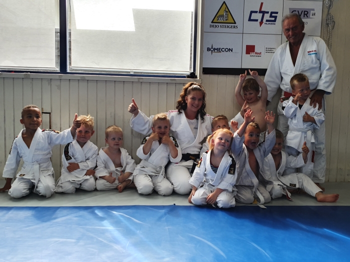 Tuimeljudoka's met lerares Maaike Smit en grootmeester Ad Rebel