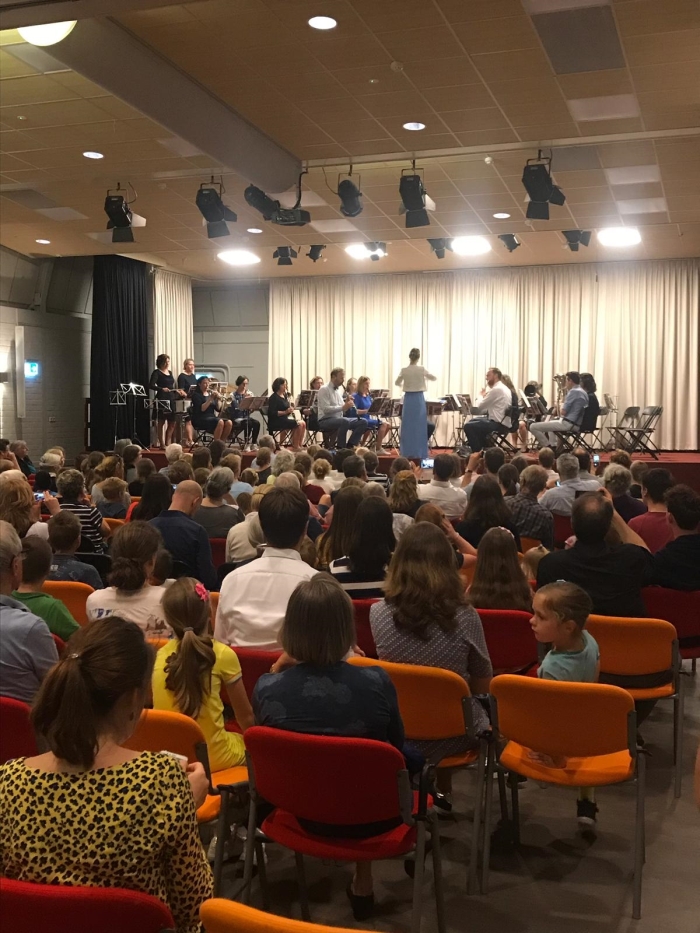 Een overvolle zaal tijdens het eindconcert van de Blazersklas