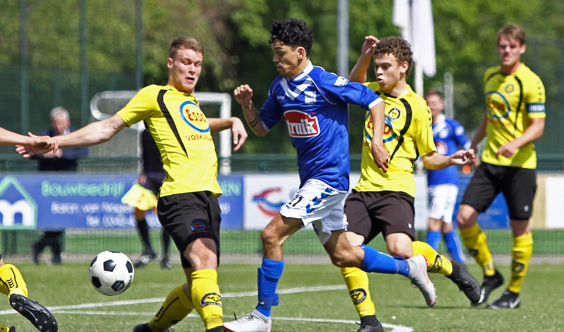 VVOP-speler Daquillio de Gama (blauw-wit) speelt volgend seizoen bij SDV Barneveld.