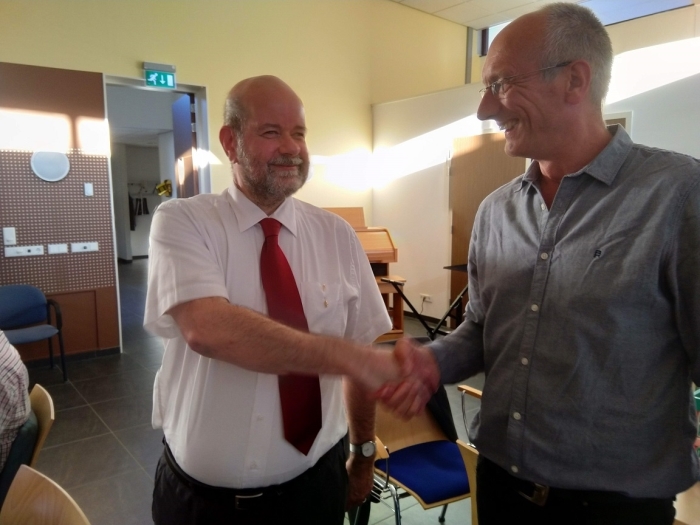 Martin Roseboom (links) ontvangt de bondsspeld van voorzitter Willem Slagter