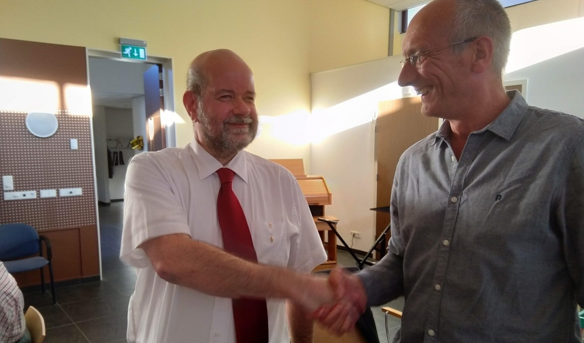 Martin Roseboom (links) ontvangt de bondsspeld van voorzitter Willem Slagter