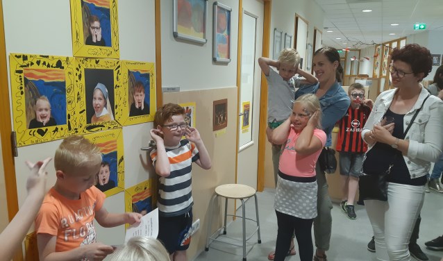 Joël, Jonathan, Noah en Zachary doen het beroemde schilderij 'De Schreeuw' na.