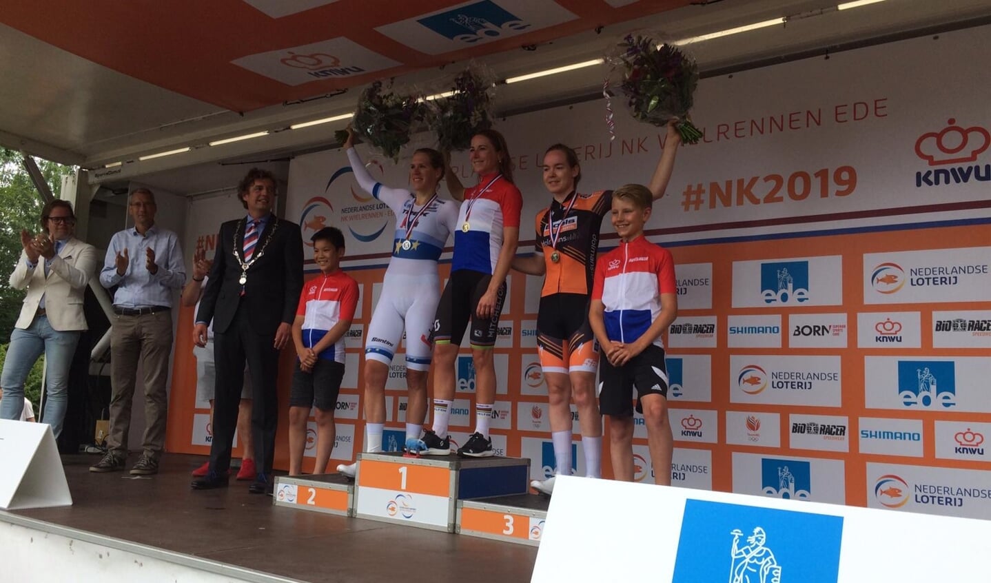 Annemiek van Vleuten (midden), Ellen van Dijk (links) en Anna van der Breggen (rechts) op het podium in Ede.
