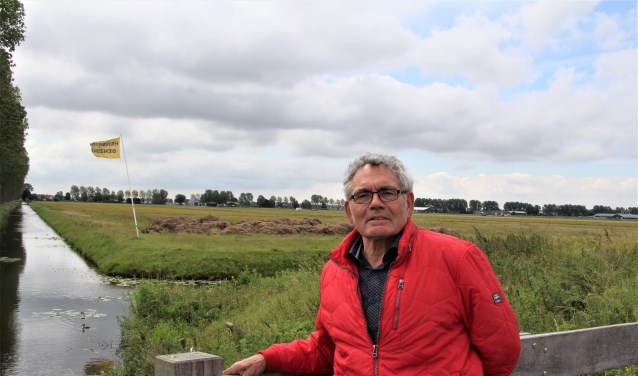 Peter Hendriks met achter zich de locatie waar zijn tankstation gaat komen.