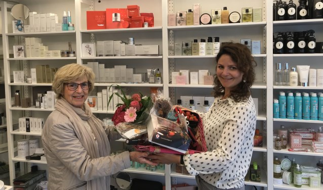 Mevrouw Daane uit Heemstede neemt de cadeaumand in ontvangst.