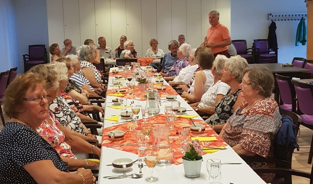 De mooi gedekte tafel met de gasten voorzitter