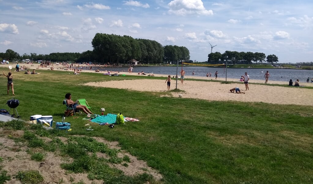 Er is nauwelijks verlichting bij de plas.