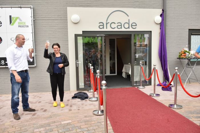 Wethouder Willemien Vreugdenhil onthult naam gebouw ARCADE op Zandlaan in Ede