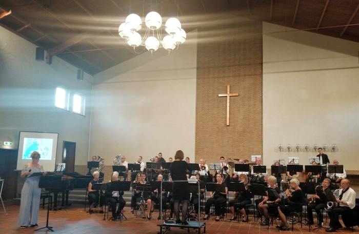 Het Edes Orkest met verteller Rolinka van der Woude.
