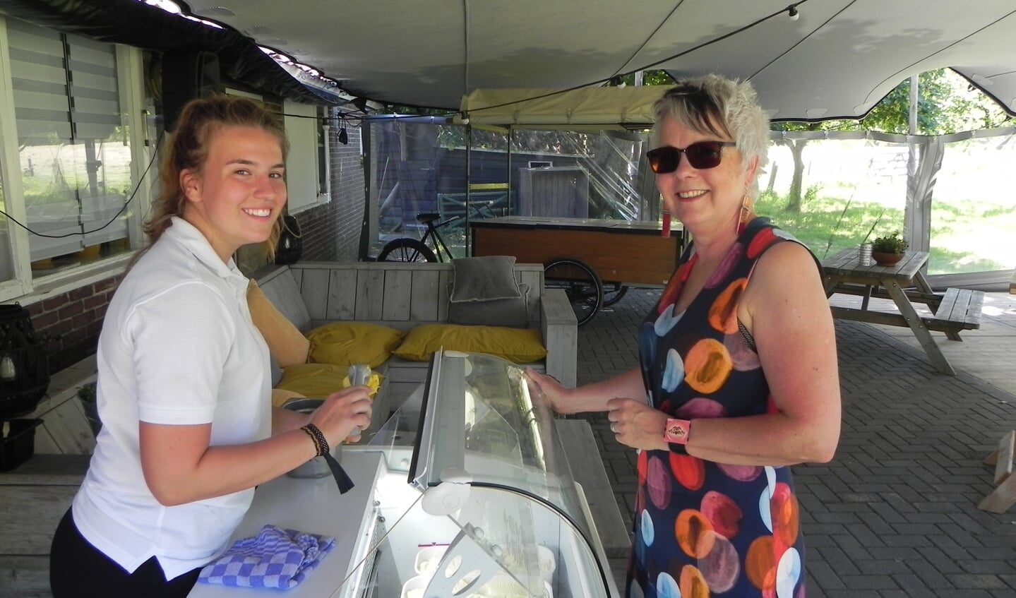 Femke serveert een lekker ijsje dat Sanny zich goed laat smaken.