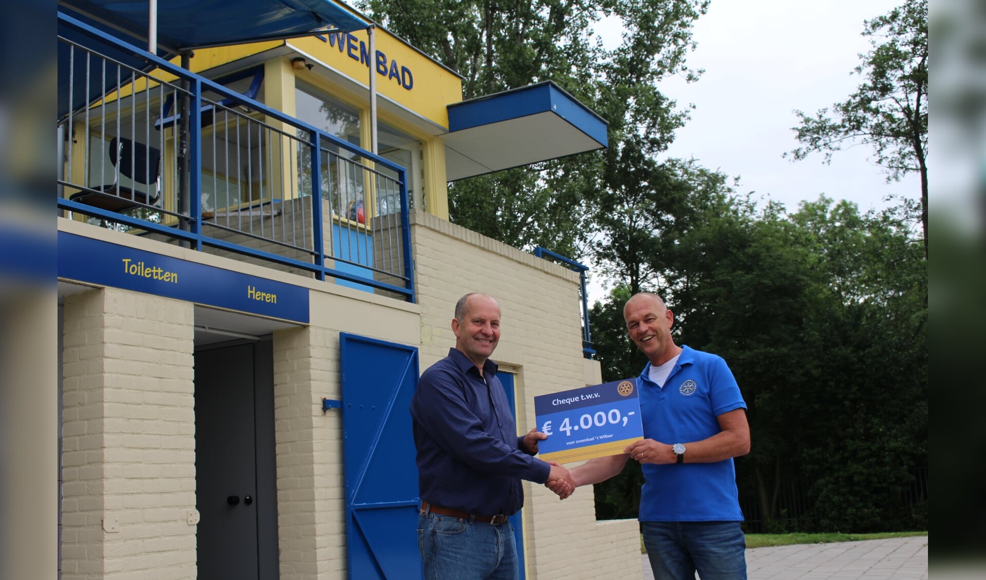 Rotary Scherpenzeel-Woudenberg voorzitter Gijs de Kruif reikt cheque uit aan Elmar van Krimpen van zwembad 't Willaer