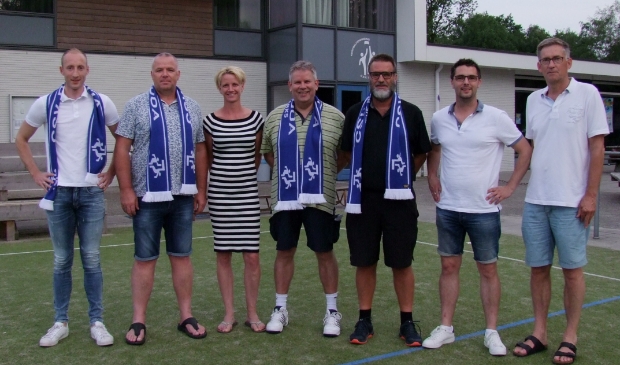 <p>Herman Egberts (in het zwarte shirt) in zijn tijd als trainer bij Dindoa. </p>