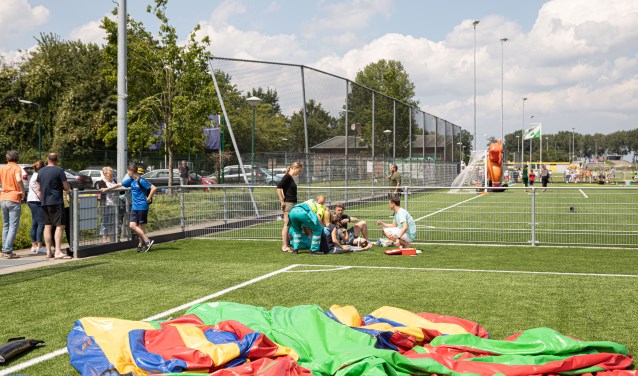 Kleine windhoos brengt veel schrik bij voetbalvereniging in Baarn.